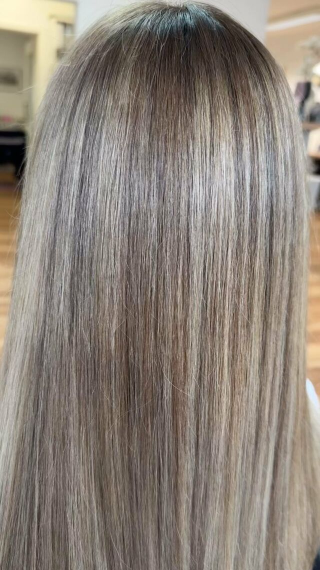 Balayage ✨ nofilter je nach Lichtverhältnisse  erscheint die Farbe Wärmer bis kühler …  #longhair #color #hairtutorial #haircolorist #hairart #balayage #babylightsblonde #highlights #blonde #blondebalayage #reels #hairreels #hairtutorial  #Cologne #haircut